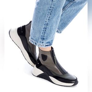 Carmela Sleek Black and Gray Boots with Modern Design